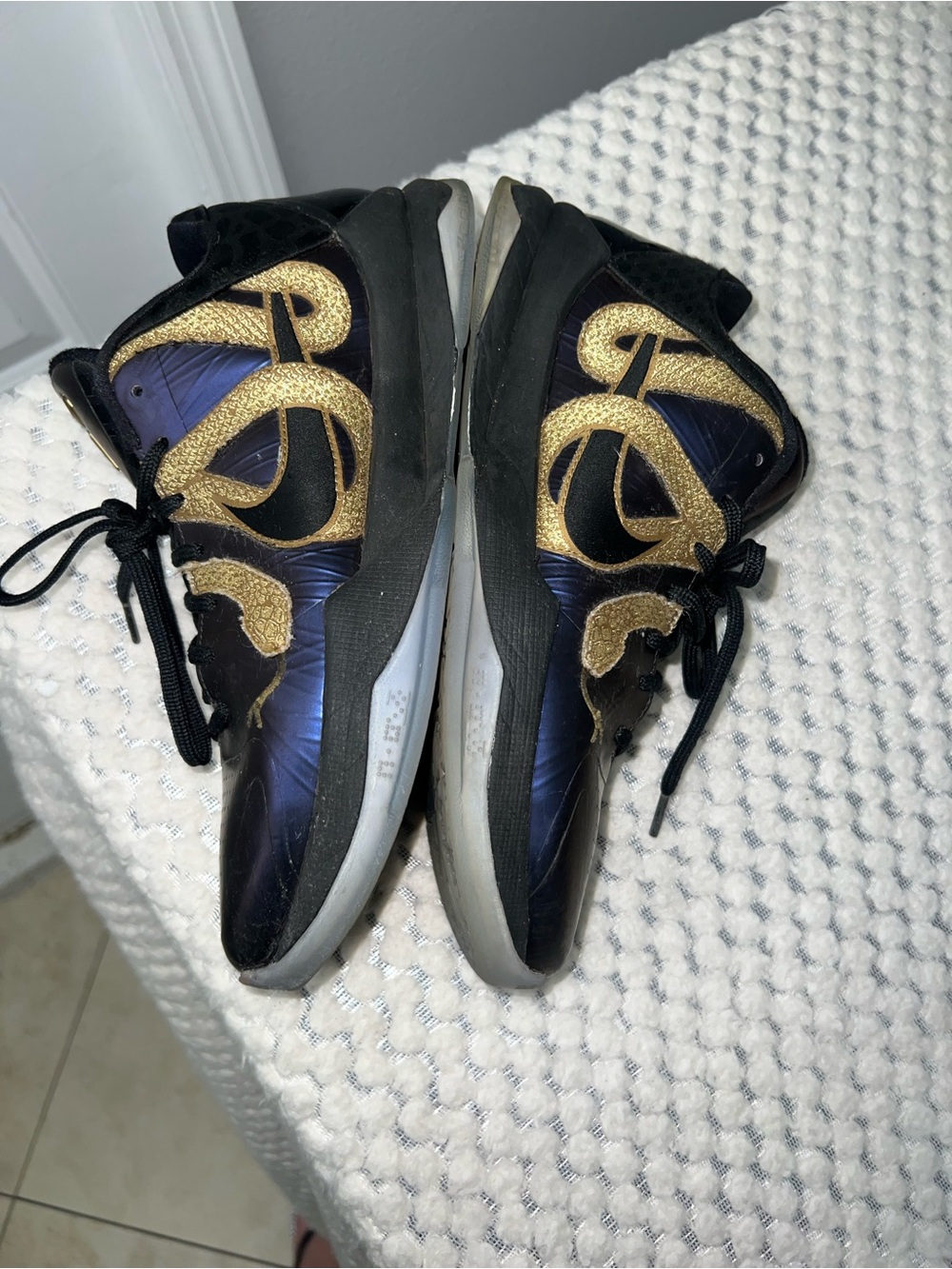 Nike Kobe Lace Up Low Top Basketball Sneakers Black Blue Gold 448146-500